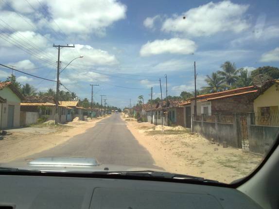 Cruzando pequena cidade no interior da Bahia
